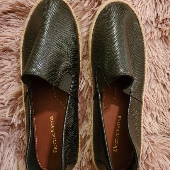 Shoes - Picture 3 of 4